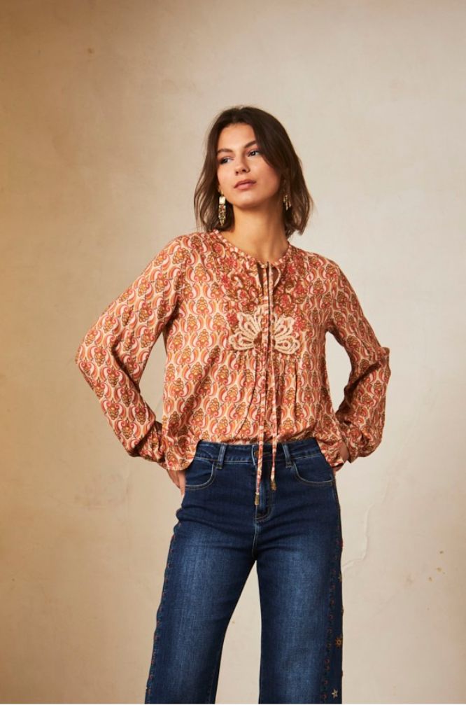Blusa manga larga estampada. 